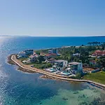 Seafront Serena With Pool And Seaview