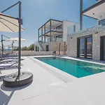 Vila Seafront Serena With Pool And Seaview *