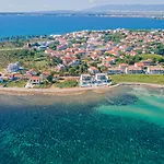 Seafront Serena With Pool And Seaview *