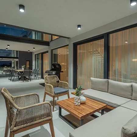 فيلة Seafront Serena With Pool And Seaview