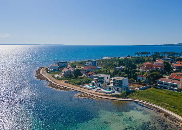 Seafront Serena With Pool And Seaview
