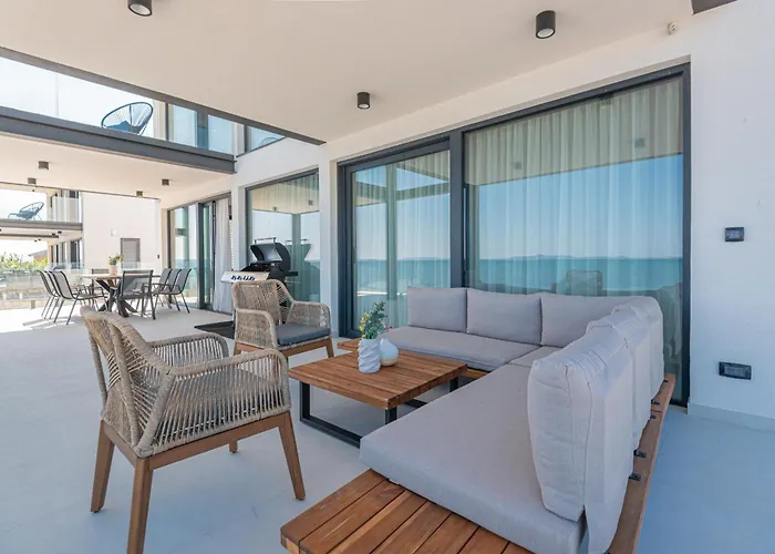 Seafront Serena With Pool And Seaview Villa