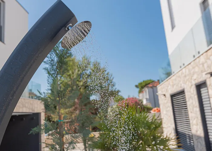 Seafront Serena With Pool And Seaview *