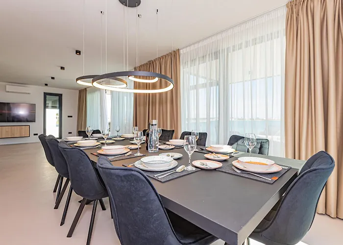 Seafront Serena With Pool And Seaview