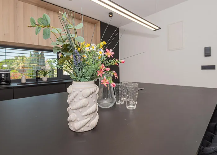 Seafront Serena With Pool And Seaview *