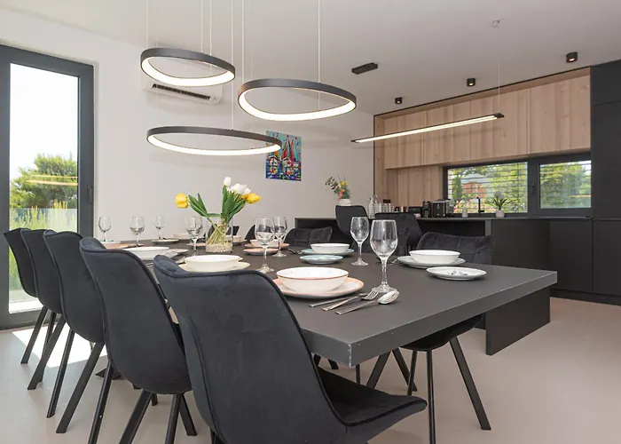 Seafront Serena With Pool And Seaview