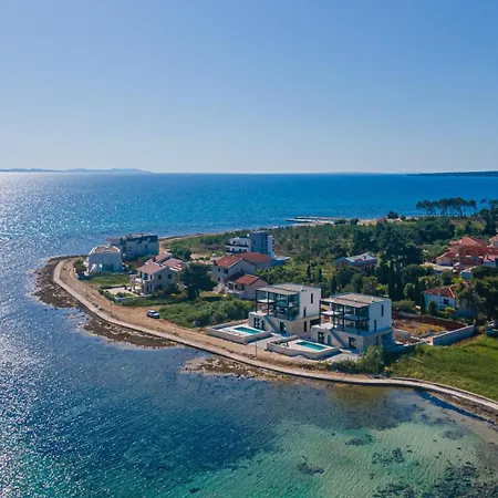 Seafront Serena With Pool And Seaview