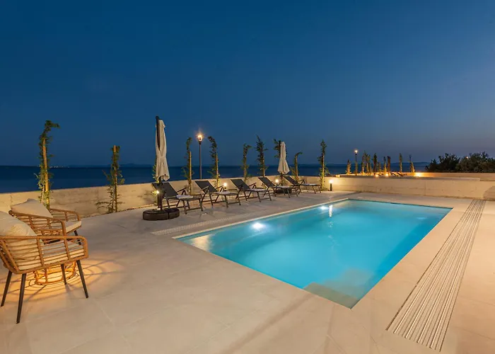 Seafront Serena With Pool And Seaview Villa